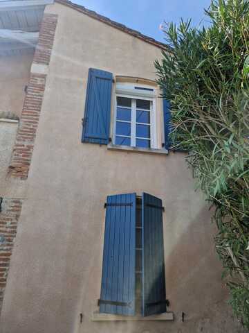 Pose de volets roulant solaire blanc et bleu RAL 5023, dans le Lauragais