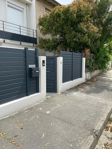 Un Extérieur Raffiné : Découvrez l'Installation Personnalisée d'Éléments en Aluminium à Toulouse