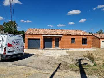 Chantiers d'une maison neuve avec la pose de menuiseries