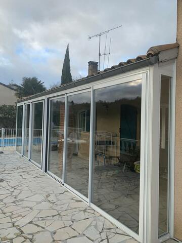 Fermeture d'une terrasse en aluminium coulissant 3 vantaux et 3 rails à Lavelanet