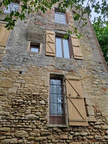 AVANT -  Château à Villefranche-de-Lauragais : Rénovez son charme avec la pose de 21 fenêtres haut de gamme