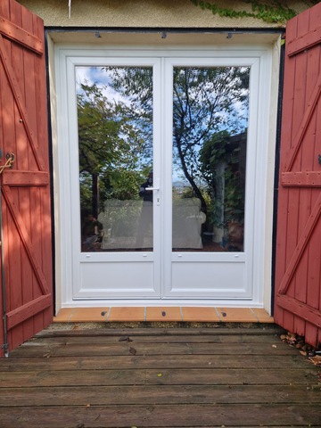 Installation d'une porte fenêtre en PVC dans la Commune de Issel