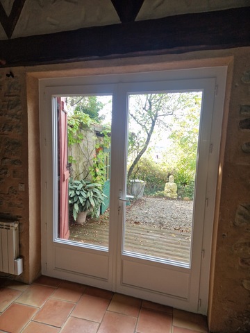 Installation d'une porte fenêtre en PVC dans la Commune de Issel