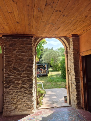 Pose de deux portes-fenêtres, deux vantaux égaux, avec un châssis fixe cintré Pack Traditionnel PVC sable