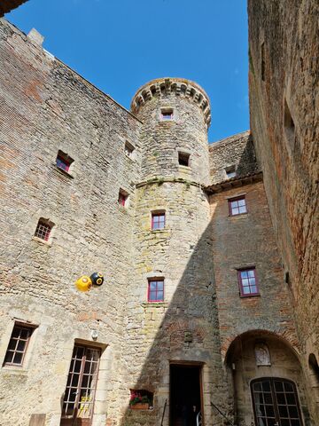 Château à Villefranche-de-Lauragais : Rénovez son charme avec la pose de 21 fenêtres haut de gamme